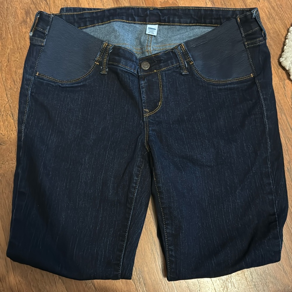 Old navy maternity jeans!! In amazing condition, size 12